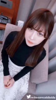 花季少女无毛白虎逼上一撮黑毛 据说性欲旺 被机吧插手指抠